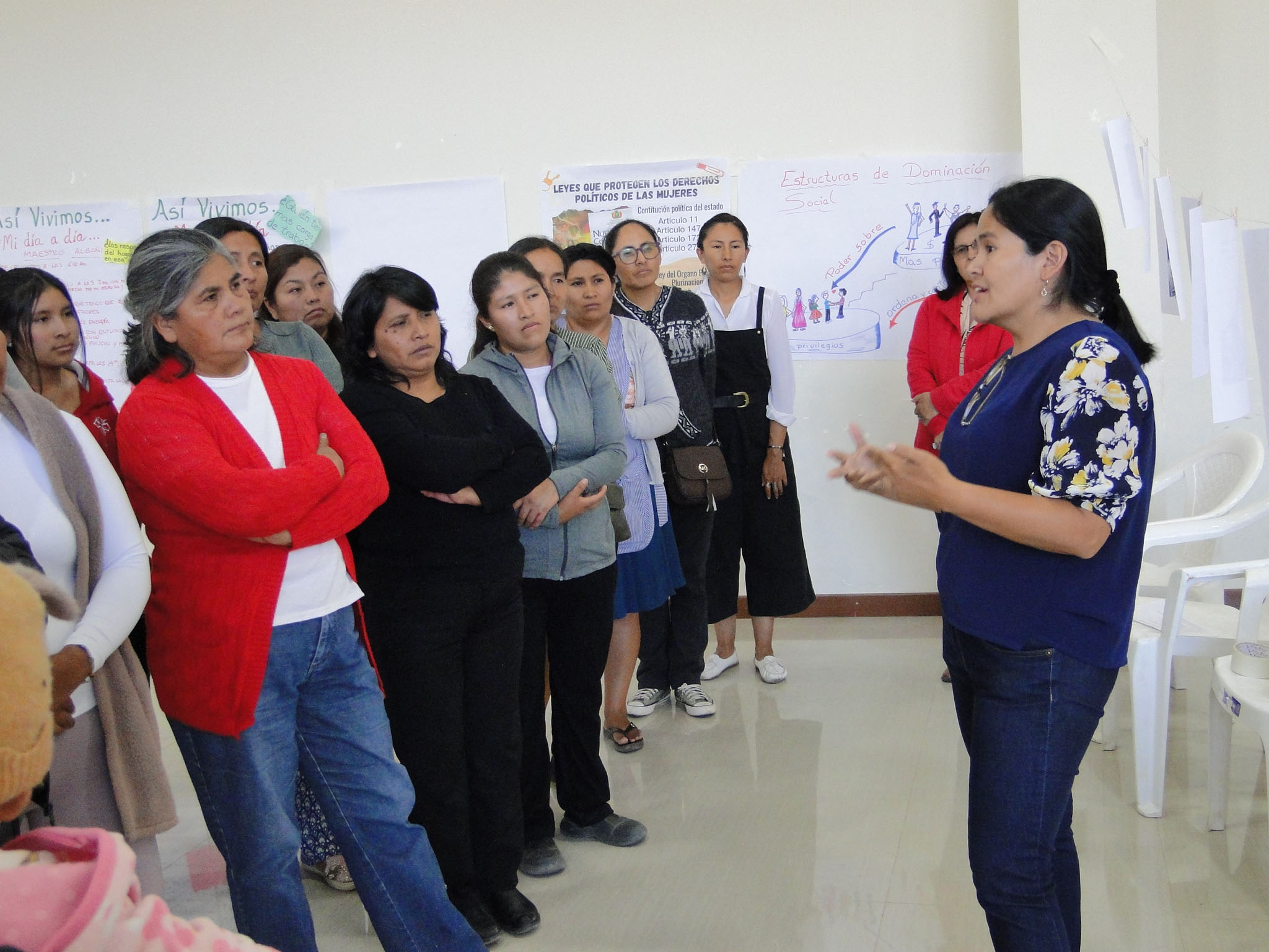Equipo de ConVIVE trabajando junto a mujeres de comunidades de Chuquisaca